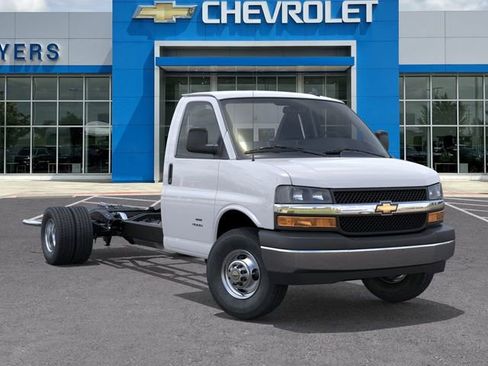 New 2025 Chevrolet Express 4500 4500 Series w/ Power Convenience Package image 8