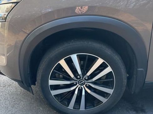 Used 2024 Nissan Pathfinder Platinum image 32