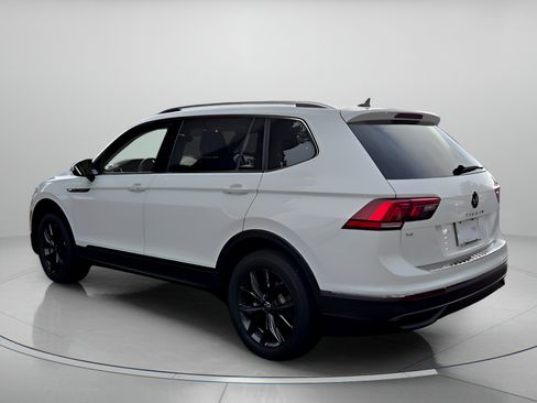 Certified 2024 Volkswagen Tiguan SE w/ Panoramic Sunroof Package FWD image 3