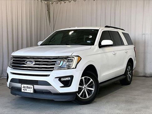 Used 2018 Ford Expedition XLT image 2