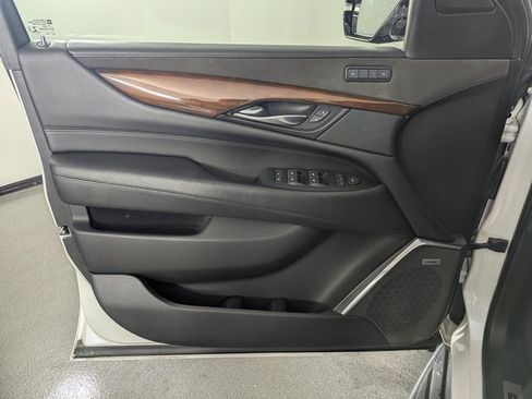 Used 2019 Cadillac Escalade Luxury image 8