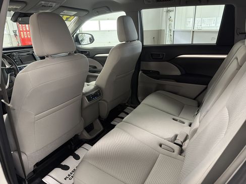 Used 2019 Toyota Highlander LE AWD/4WD image 34
