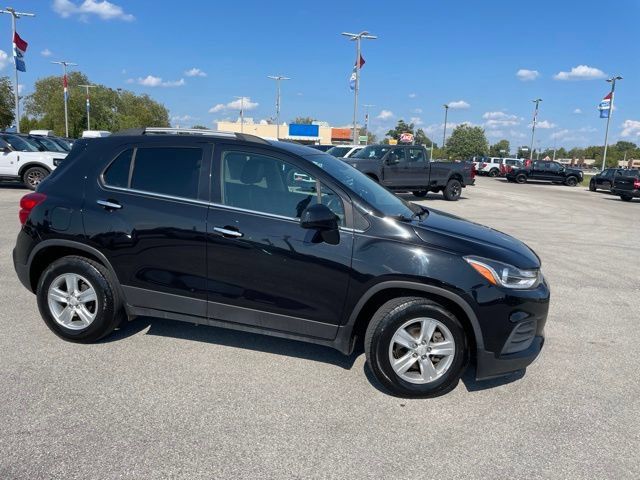 Used 2020 Chevrolet Trax LT w/ Driver Confidence Package FWD image 2