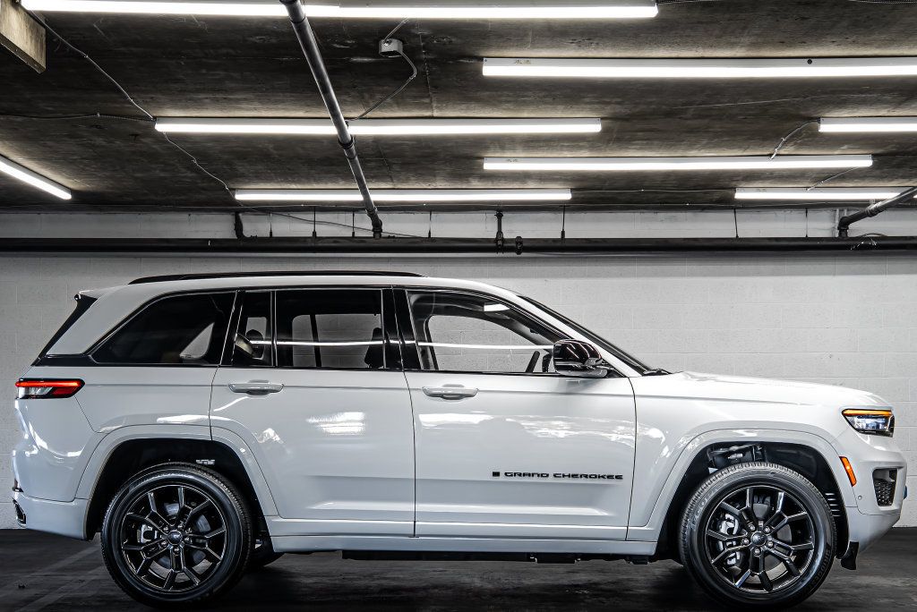 Used 2023 Jeep Grand Cherokee 30th Anniversary AWD/4WD image 6