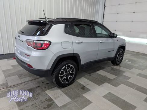 Used 2025 Jeep Compass Trailhawk AWD/4WD image 4
