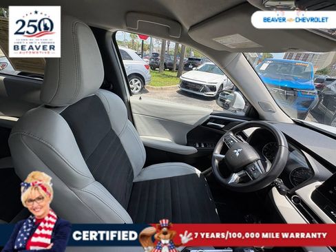 Used 2025 Mitsubishi Outlander SE FWD image 28