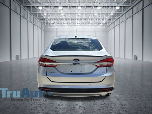 Used 2018 Ford Fusion SE w/ Fusion SE Technology Package FWD image 7