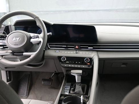 Certified 2025 Hyundai Elantra SEL image 17