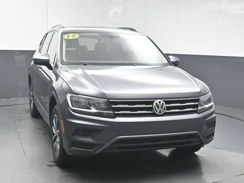 Used 2019 Volkswagen Tiguan SE w/ Panoramic Sunroof Package AWD/4WD image 2