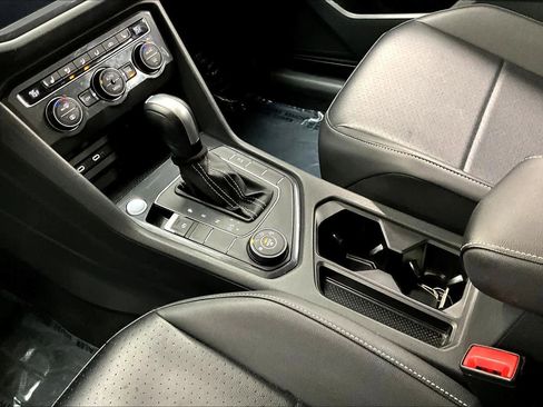 Used 2021 Volkswagen Tiguan SE image 19