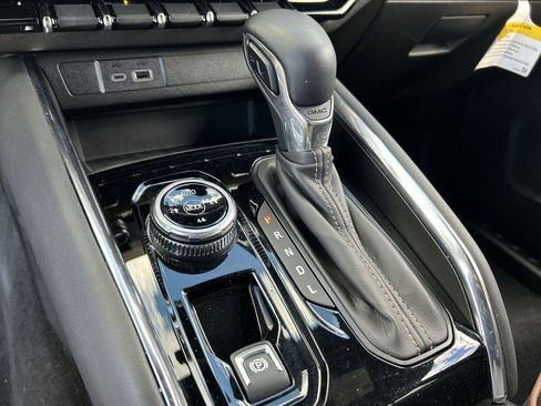 Used 2024 GMC Canyon AT4 w/ Technology Package image 16