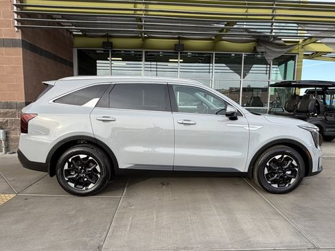 Used 2024 Kia Sorento S w/ Panoramic Sunroof Package image 9