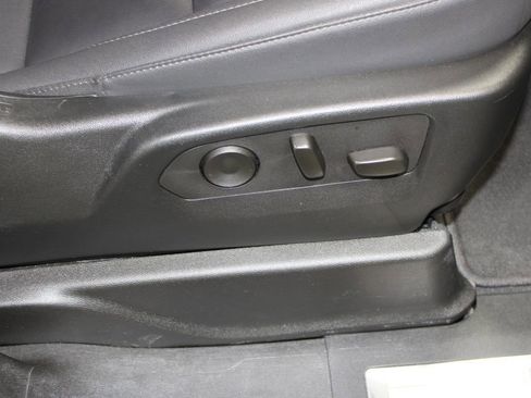 Used 2025 Chevrolet Suburban Z71 image 21