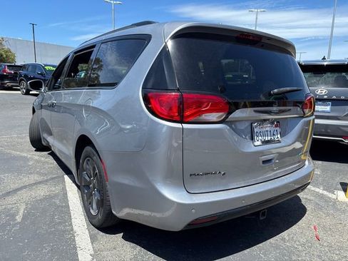 Used 2020 Chrysler Pacifica Limited w/ S Appearance Package FWD image 4