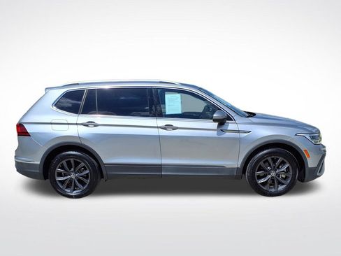 Used 2022 Volkswagen Tiguan SE w/ Panoramic Sunroof Package FWD image 9
