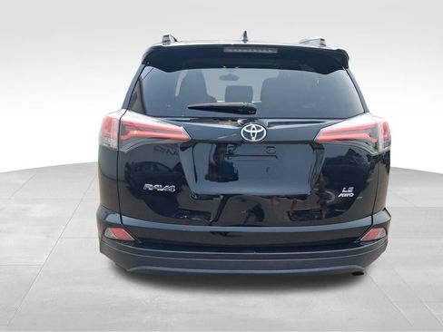 Used 2017 Toyota RAV4 LE AWD/4WD image 5