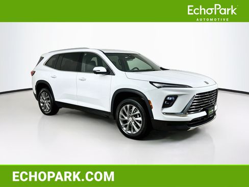 Used 2025 Buick Enclave Preferred FWD image 1