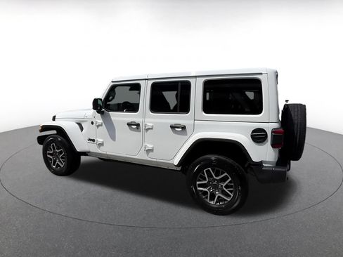 Used 2025 Jeep Wrangler Unlimited Sahara AWD/4WD image 10