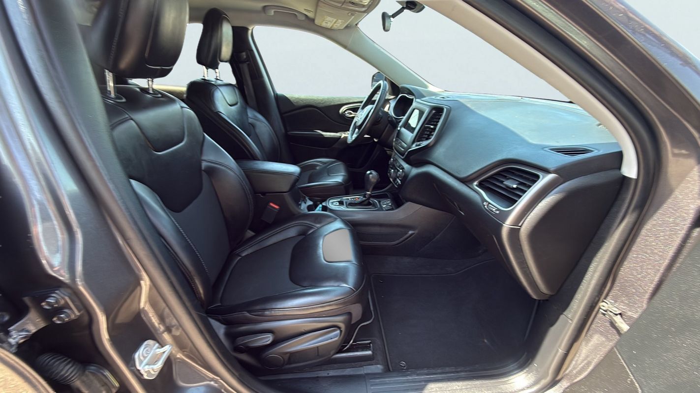 Used 2020 Jeep Cherokee Latitude Plus FWD image 17
