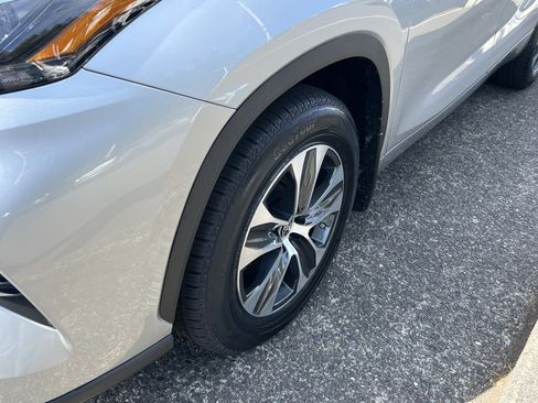 Used 2023 Toyota Highlander XLE AWD/4WD image 9