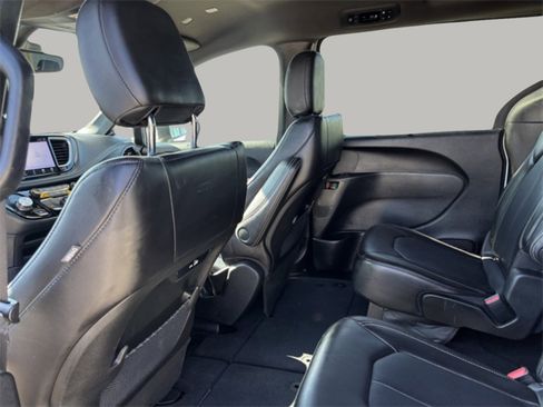 Used 2023 Chrysler Pacifica Touring-L w/ S Appearance Package image 19