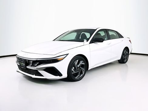 Used 2025 Hyundai Elantra Sport image 3