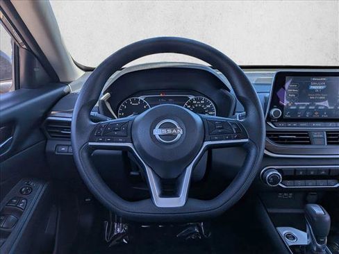 Used 2024 Nissan Altima 2.5 SV FWD image 13