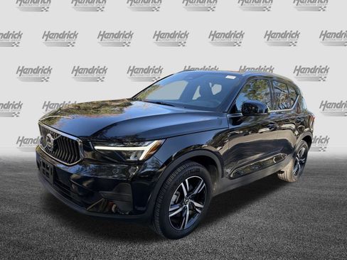 Certified 2025 Volvo XC40 B5 Core image 5
