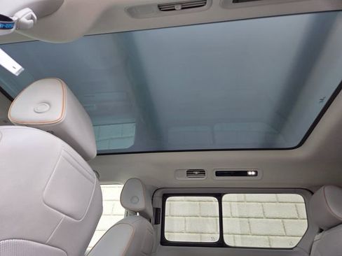 Used 2025 Volkswagen ID. Buzz 1st Edition RWD image 15