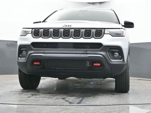 Used 2025 Jeep Compass Trailhawk AWD/4WD image 47