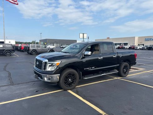 Used 2018 Nissan Titan SL AWD/4WD image 3