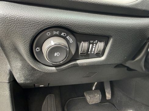 Used 2025 Chrysler Pacifica Select FWD image 21