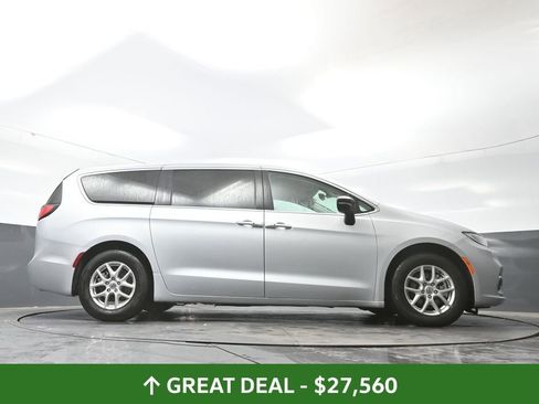 Used 2024 Chrysler Pacifica Touring-L image 50