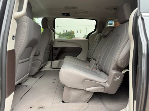 Used 2017 Chrysler Pacifica Touring w/ Tire & Wheel Group FWD image 28