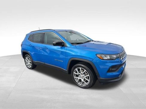 Used 2022 Jeep Compass Latitude image 3