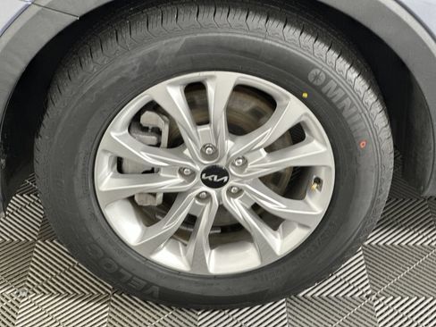 Used 2022 Kia Telluride LX FWD image 2