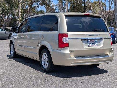 Used 2011 Chrysler Town & Country Touring FWD image 13