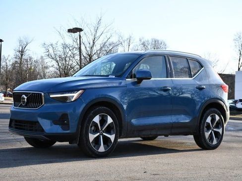 Certified 2025 Volvo XC40 B5 Plus AWD/4WD image 3
