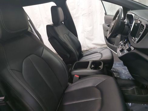 Used 2025 Chrysler Pacifica Select image 10