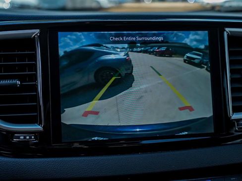 Used 2023 Chrysler Pacifica Touring-L FWD image 16