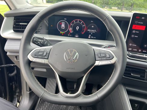 Certified 2025 Volkswagen Tiguan SE w/ Panoramic Sunroof Package AWD/4WD image 16