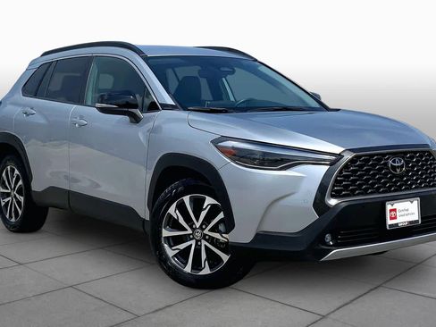 Certified 2025 Toyota Corolla Cross XLE FWD image 3
