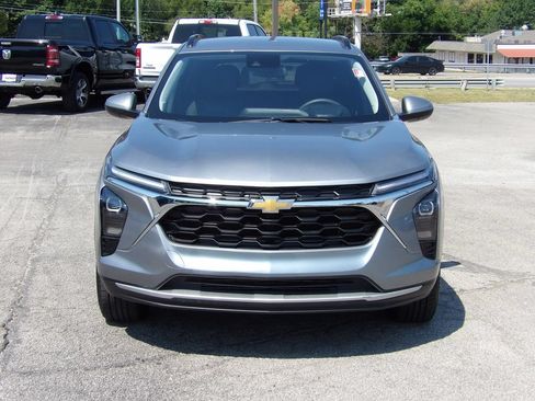 Used 2025 Chevrolet Trax LT FWD image 2