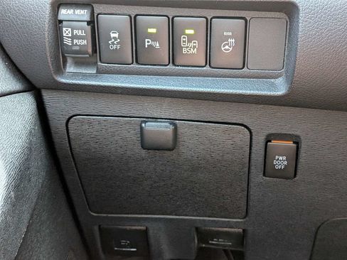 Used 2017 Toyota Sienna Limited FWD image 32