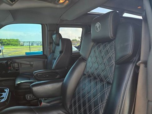 Used 2020 GMC Savana 2500 Extended w/ Enhanced Convenience Package image 15