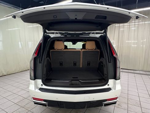 Used 2023 Cadillac Escalade Premium Luxury image 8