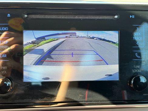 Used 2018 Toyota Corolla LE w/ Carpet Mat Package (TMS) FWD image 15