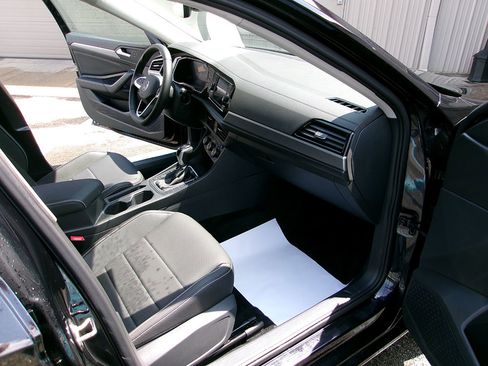 Used 2024 Volkswagen Jetta SE w/ Panoramic Sunroof Package FWD image 10