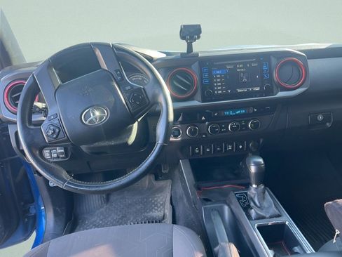 Used 2017 Toyota Tacoma TRD Off-Road AWD/4WD image 21