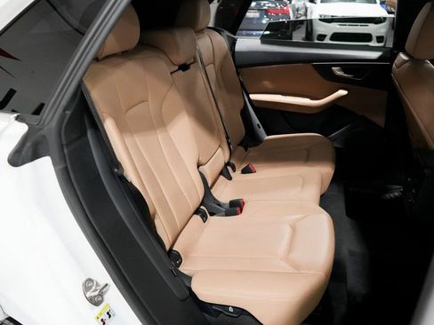 Used 2023 Audi Q8 Premium image 31